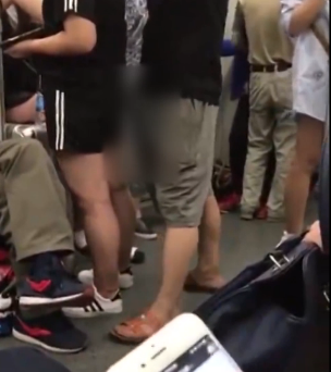 可恶!猥琐男在地铁车厢用下体连续顶前方女生(图)