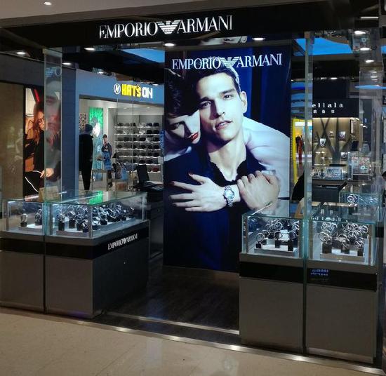 观音桥一卖场店铺 100多只阿玛尼手表全是假的