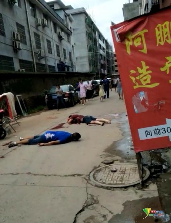 男子因感情纠纷当街持刀砍人行凶后欲自杀