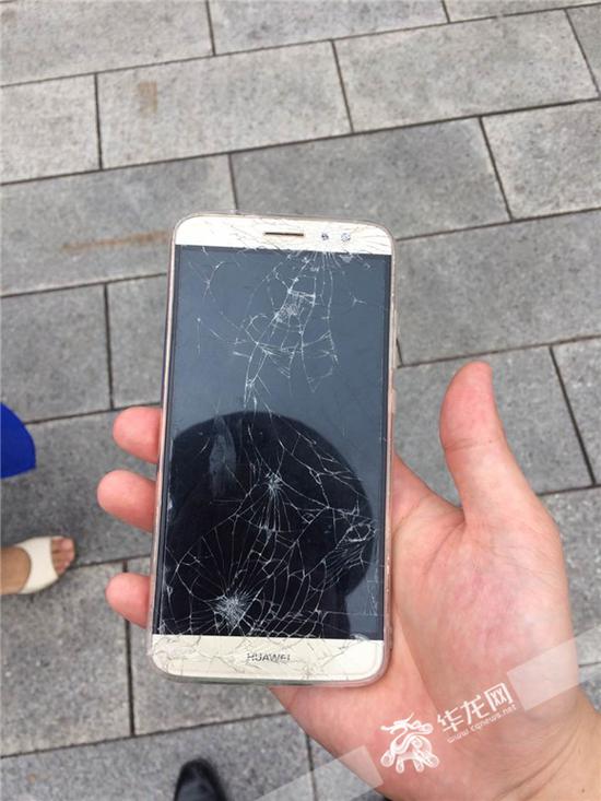 张女士碎屏的手机.沙坪坝警方供图 华龙网发