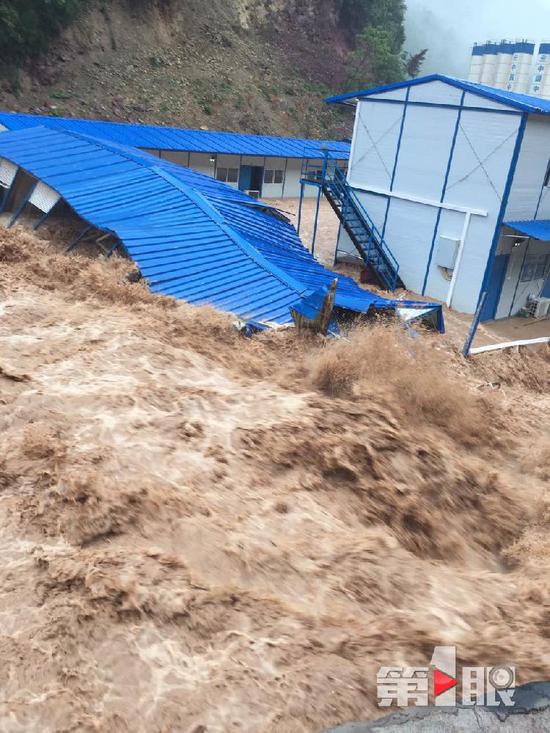 重庆一高铁工地突遇山洪 工棚瞬间被摧毁消失