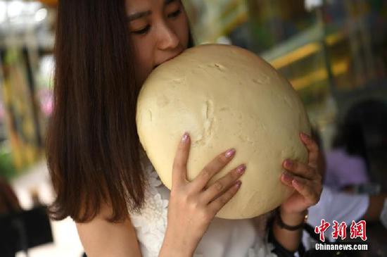 重庆一食店出售3斤重的巨型馒头比人脸还大