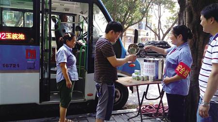 调度员在给乘客提供冰镇凉茶 南部公交鱼洞分公司供图