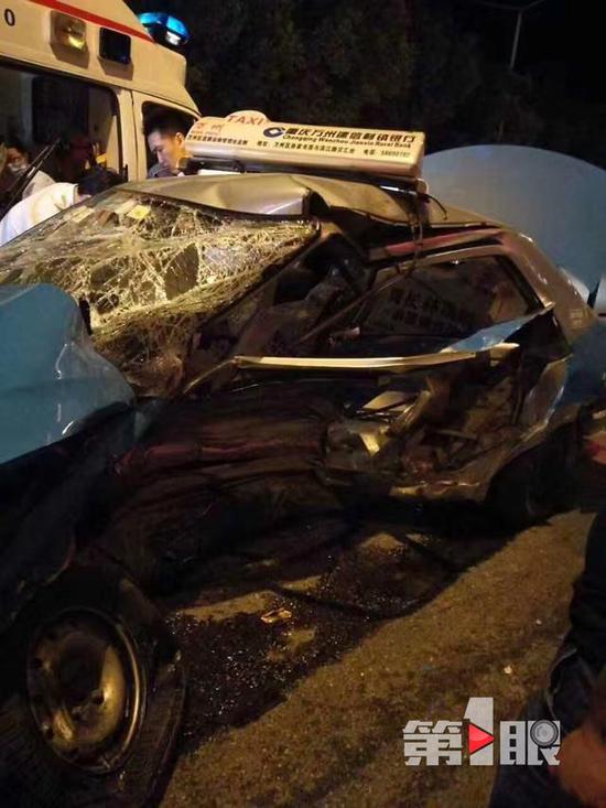 万州区一出租车违规掉头 造成两车相撞损失惨重_新浪重庆_新浪网