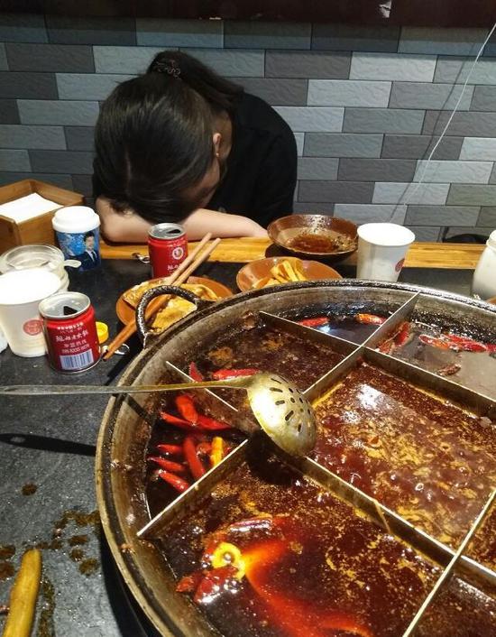 一外地女游客来重庆吃火锅结果被辣晕了