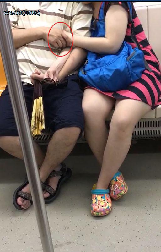 中年男女地铁上演激情戏码 男子用手揉捏女子胸部_新浪重庆_新浪网