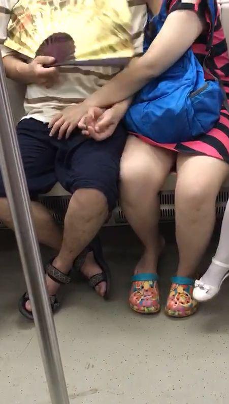 中年男女地铁上演激情戏码男子用手揉捏女子胸部