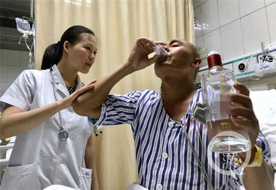 男子误喝燃料酒精中毒 医生拿来2斤白酒喊他继续喝