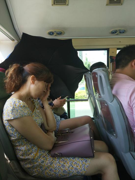 女子公交车上打伞 同车乘客表情不可描述(图)