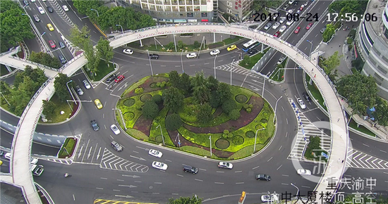 晚高峰时的上清寺环岛如此井然有序 到底发生了啥