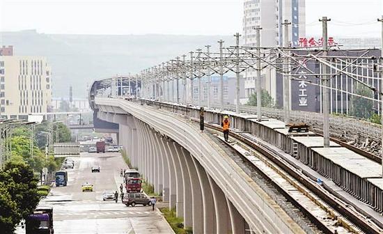 9月6日,轨道10号线环山公园至长河段,技术工人正在进行设备安装调试.