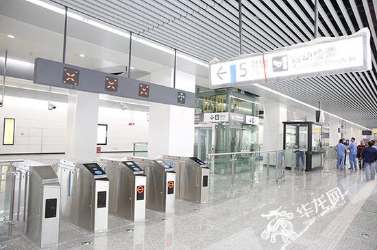 重庆轨道交通5号线人和站检票口. 记者 刘嵩 摄