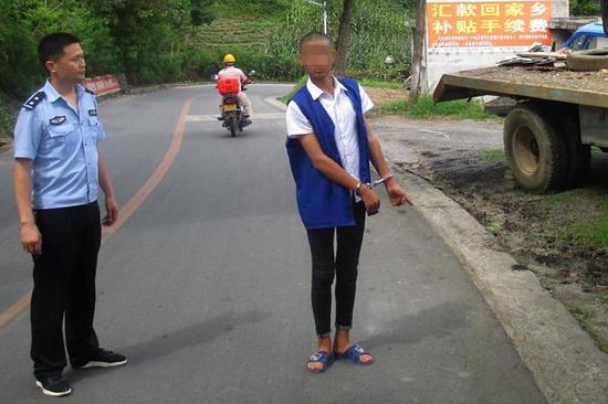 (嫌疑人指认作案现场.黄宇超 摄)