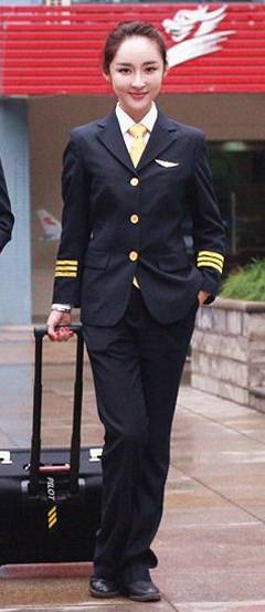 她是重庆民航首个美女飞行员重大毕业曾是主持人
