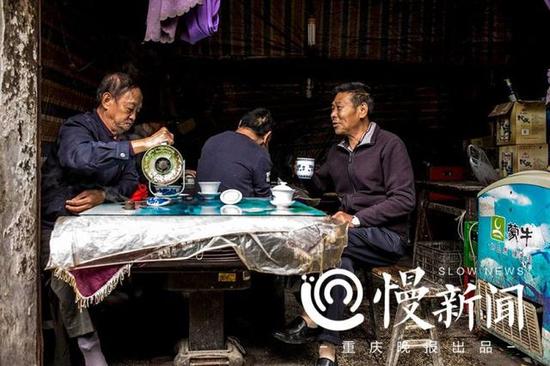 2元一杯的茶水,让附近的老居民在此呆上大半天