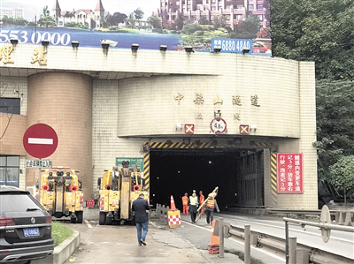 新中梁山隧道通车 红色门洞寓意"热情"