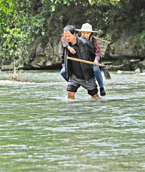 祖孙三代接力背路人过河半个世纪铸成爱心桥
