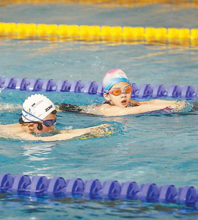 4月22日下午,孩子们在杭州市陈经纶体育学校进行游泳训练.王宪民摄