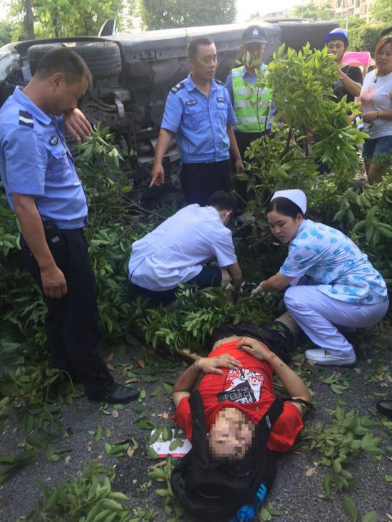 重庆:白色轿车突然失控 路边小伙被撞昏迷