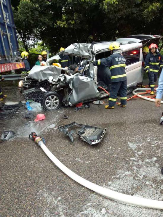 重庆发生惨烈车祸致7死2伤小客车系园林公司的班车