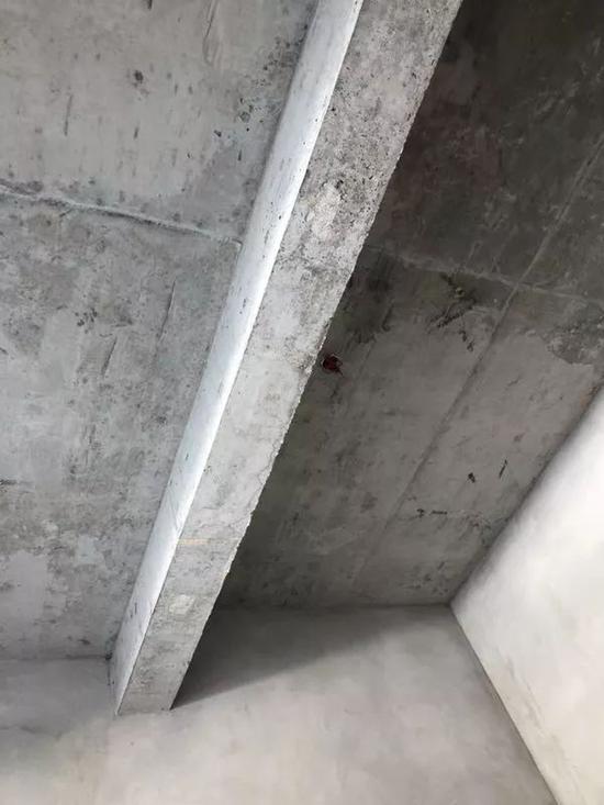 设计工程开玩笑?重庆一楼盘卧室修了个横梁压顶