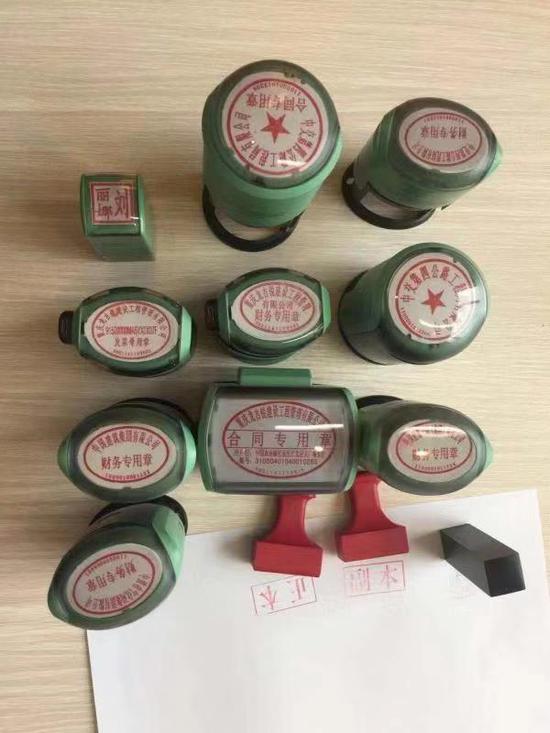 嫌疑人伪造的各类印章.