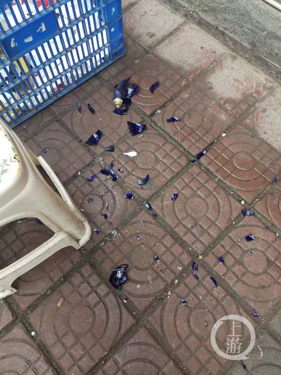 掉下来的酒瓶被摔成了碎片