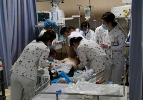 到院后患者再次心跳停止,意识昏迷,急救部再次组织抢救.院方供图