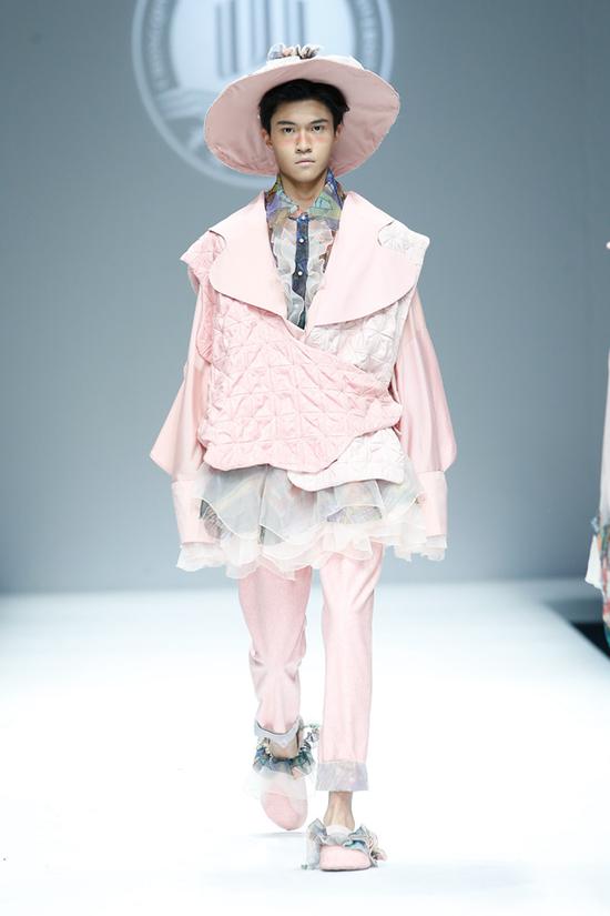 重庆工商大学毕业服装设计作品亮相北京