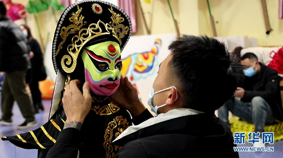 世界儿童日萌娃学川剧喜欢练变脸