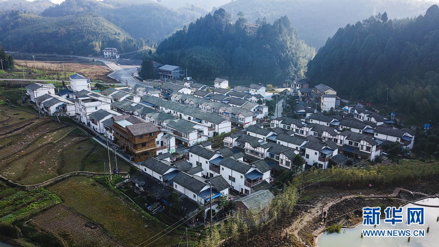 俯瞰重庆梁平区竹山镇猎神村.新华网发(高小华 摄)