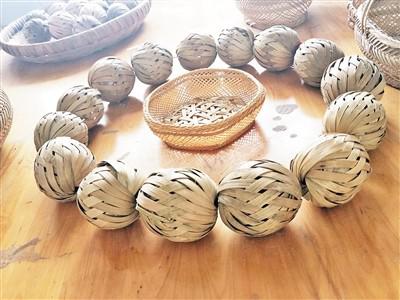 用篾条编成的空心球"篾鸡蛋".