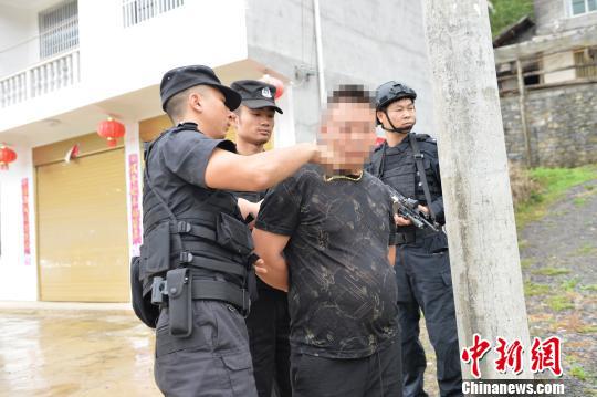 重庆警方打掉首例"村霸"恶势力集团 抓嫌犯50余人