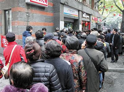 敬老卡年龄下限调整首日 共办理16000多张