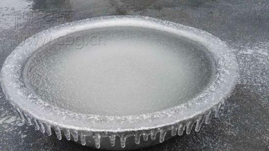 秀山冰河盖景区水已冻成冰