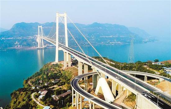 图为驸马长江大桥.记者 罗斌 摄