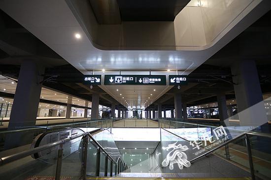 列车站台通道口,便捷换乘指示牌.记者 李裕锟 摄