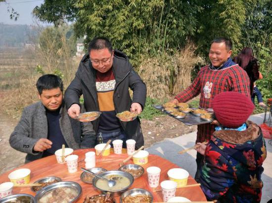 在渝创业的他们组团回老家摆坝坝席 过个团圆热闹年