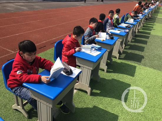 谢家湾金茂小学,孩子们在操场上享受阳光.