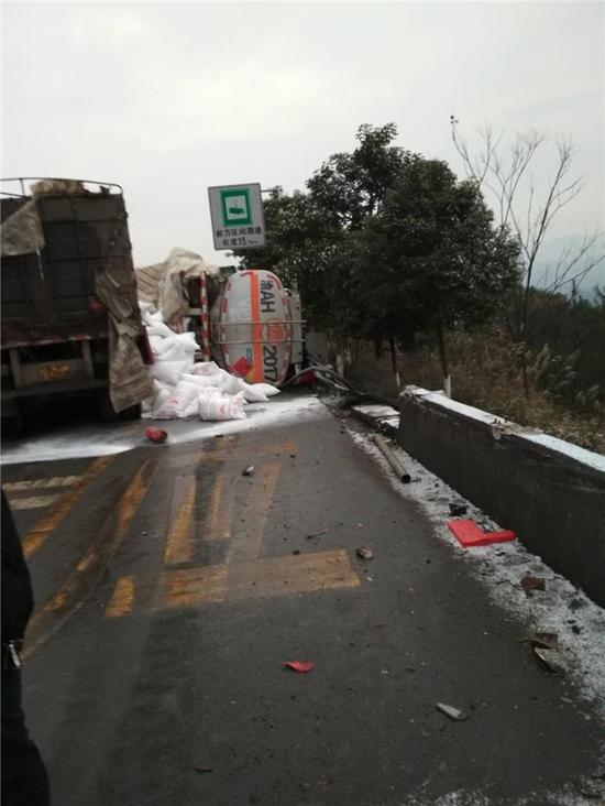 渝万高速发生连环车祸有人受伤事故路段已封闭图