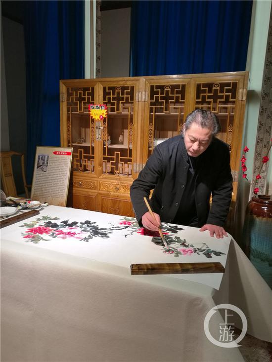 重庆草根画家接地气 一幅牡丹图卖出15万元高价