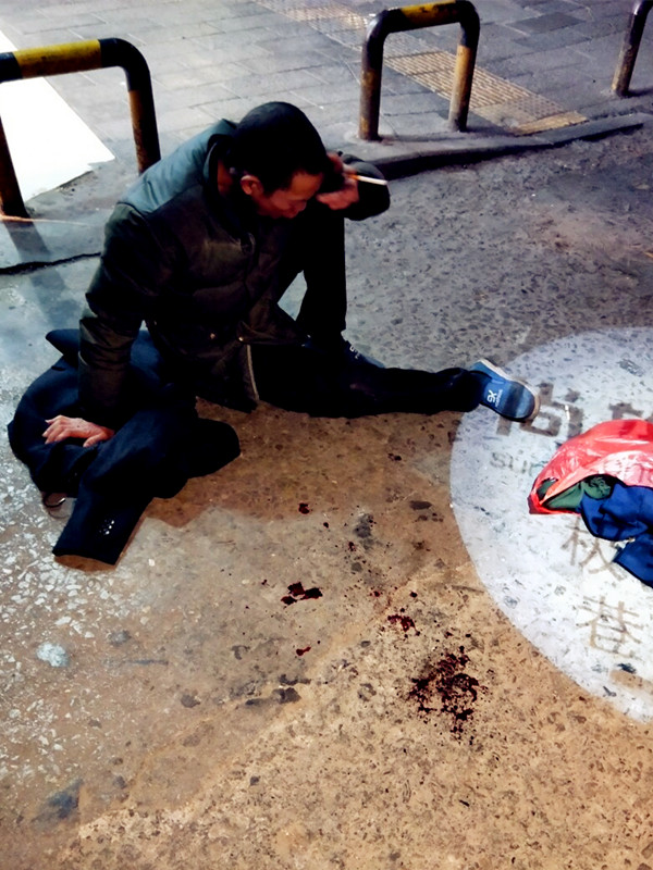 男子醉酒趴地吐血辗转反侧数人经过无人敢扶