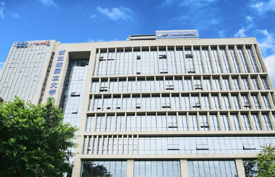 新加坡国立大学还与长安汽车签约,将共建新技术实验室,围绕人工智能