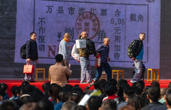 舞台剧《我的兄弟姐妹》向每一位“谭木匠人”表演最真实互帮互助的故事