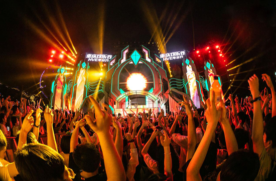 人气偶像黄明昊燃炸欢乐谷电音节八月惊喜玩法更多