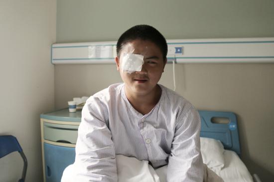 14岁少年患先天性眼疾获救助爱眼公益基金助力少年梦想重返校园