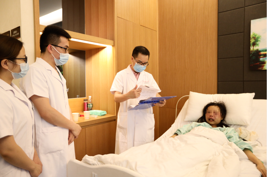牙祖蒙院长密切观察小荣的术后恢复进度