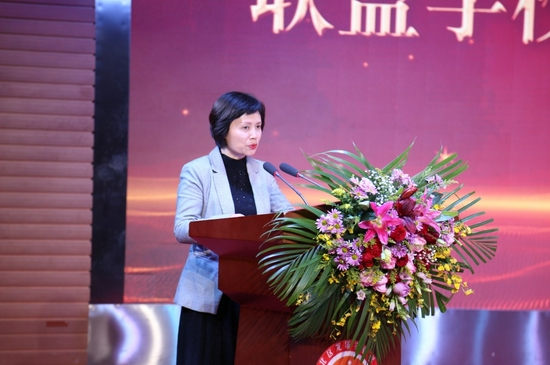 渝北区政府副区长 张广莉 主持签约仪式