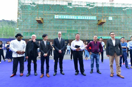 雅居乐地产重庆区域助理总裁兼重庆事业部总经理周军先生,雅居乐地产