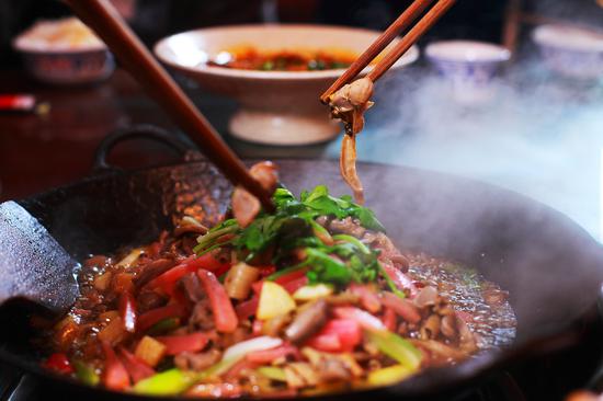 最早拥有区县机场,坐拥渝东南交通门户,拥有濯水古镇,蒲花暗河,小南海